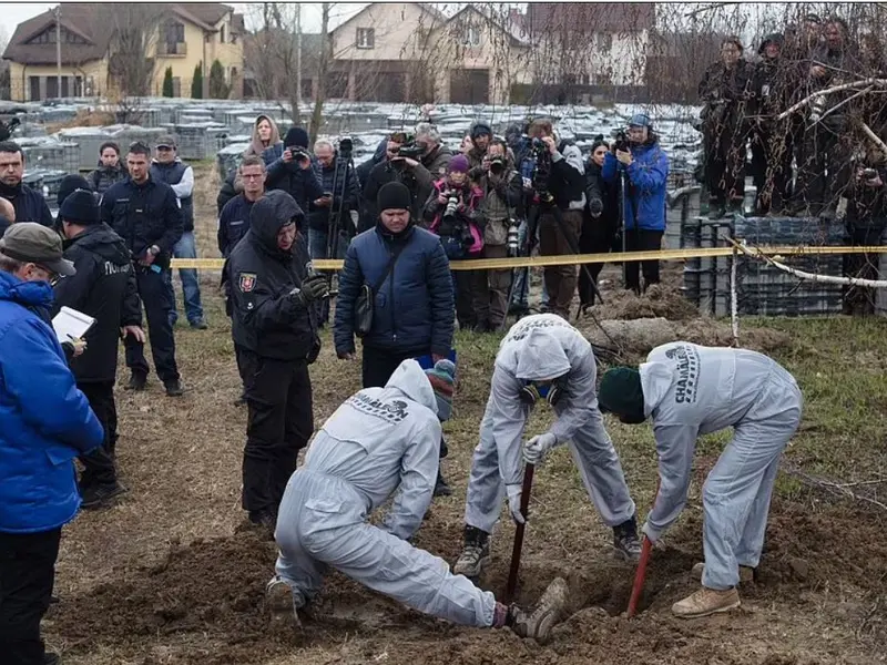 O mamă cu doi copii, dezgropați sub supravegherea criminaliștilor francezi, la Bucea/foto: getty