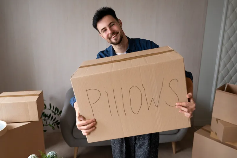 Bărbat care are o cutie cu pături - Foto: Freepik (Imagine cu rol ilustrativ)