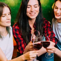 Un pahar de vin pe zi scade riscul bolilor de inimă. Există, însă, o condiție. Cum trebuie băut - Foto: Freepik (Imagine cu rol ilustrativ)