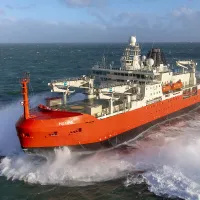 RSV Nuyina, care are la bord mai multe elicoptere, a plecat săptămâna trecută din Tasmania, o insulă din sudul Australiei, şi se îndreaptă spre baza antarctică din Casey Foto: antarctica.gov.au