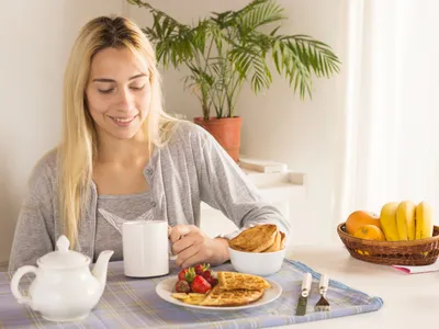 Persoană care mănâncă micul dejun - Foto: Freepik (Imagine cu rol ilustrativ)