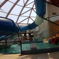 Un pedofil, prins când filma copii pe sub apă la Aquapark Oradea. Părinții l-au văzut ce făcea Foto: emotiidemamica.ro