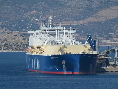 Tanc de gaz natural lichefiat lângă Terminalul Revithoussa, de la Atena, din grecia - Foto: Profimedia Images