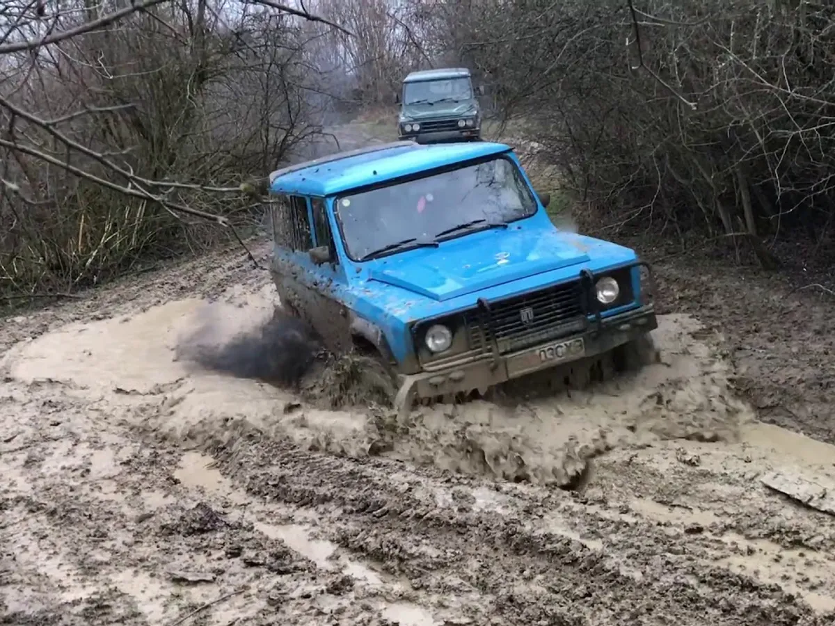 VIDEO ARO 244, demonstrație de forță. Trece un râu în care SUV-urile de azi ar fi luate de ape / youtube