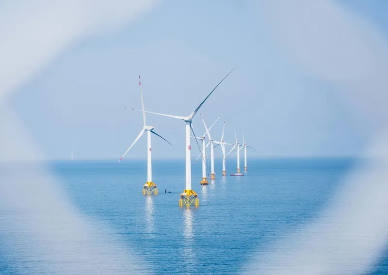 Fermă eoliană pe un luciu marin seren - Foto: Pexels/lange x