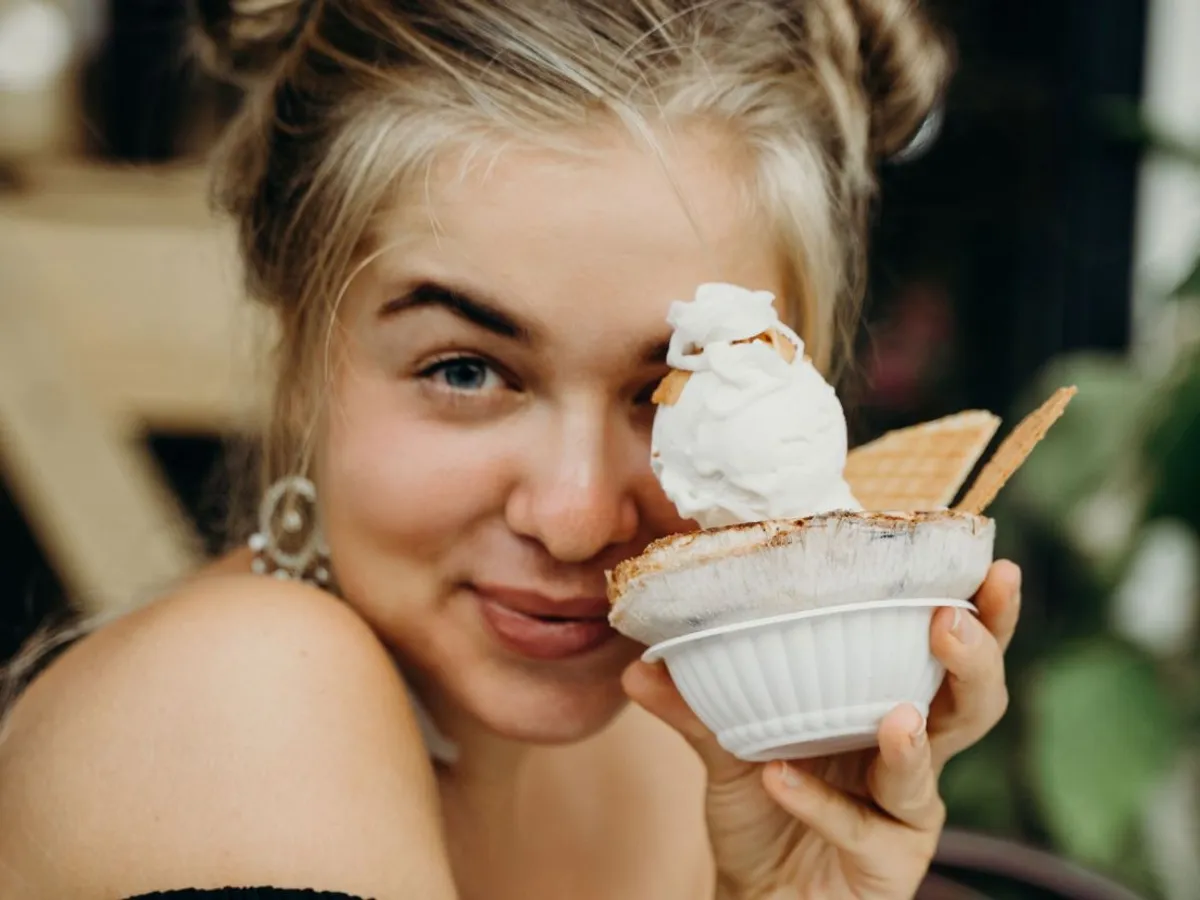 Femeie bucurându-se de o îngheţată la pahar - Foto: Pexels/Alesia Kozik
