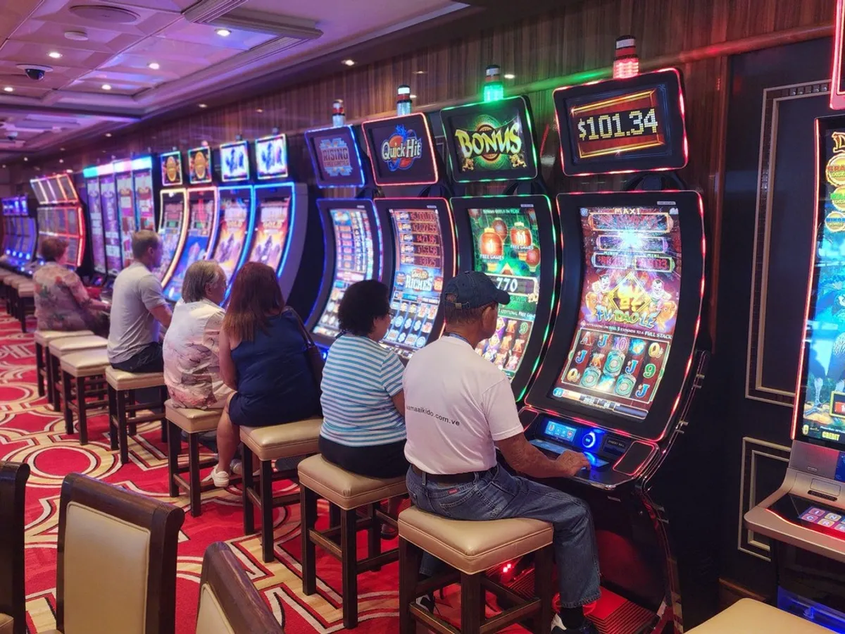 Ce impozit plătești pentru banii câștigați la jocuri de noroc și pariuri? Care e pragul de taxare?