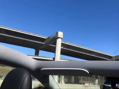 Tesla Model Y fără pavilionul panoramic din sticlă / Foto: captura video