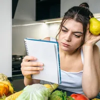 O femeie cu o pară în mână - Foto: Freepik (rol ilustrativ)