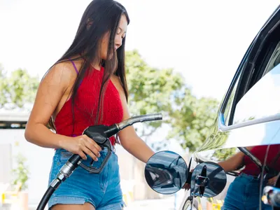 O șoferiță face plinul - Foto: Freepik (imagine cu rol ilustrativ)