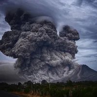 Vulcanul din La Palma a erupt din nou, expulzând fum gros și râuri de lavă/FOTO: Unsplash