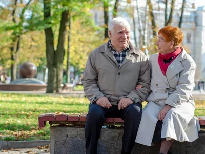 Pensionari la pensie, în parc - Foto: Freepik