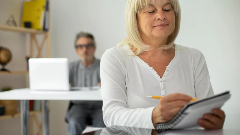 Foto: Pensionarii vor primi mai puțini bani la pensie în luna august. Care este calendarul plăților? Sursa Freepik