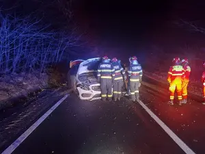 Un șofer a încercat să evite o căprioară care i-a sărit în față pe DN 29 A și și-a făcut praf Mercedesul. - Foto: ISU Botoșani