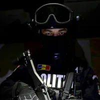 Polițiștii au arestat 10 suspecti. Foto: Politia Romana/Facebook