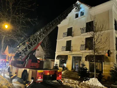 Incendiu în miez de noapte, la un hotel din Râşnov: 60 de persoane evacuate. / Foto: news.ro