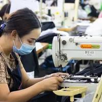 O companie românească ce lucra pentru Hugo Boss e aproape în faliment. Sute de angajaţi, concediaţi - Foto: Flickr/ILO Asia-Pacific (imagine cu caracter ilustrativ)