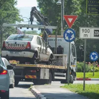 Mașină de poliție ridicată. Foto: Tribuna