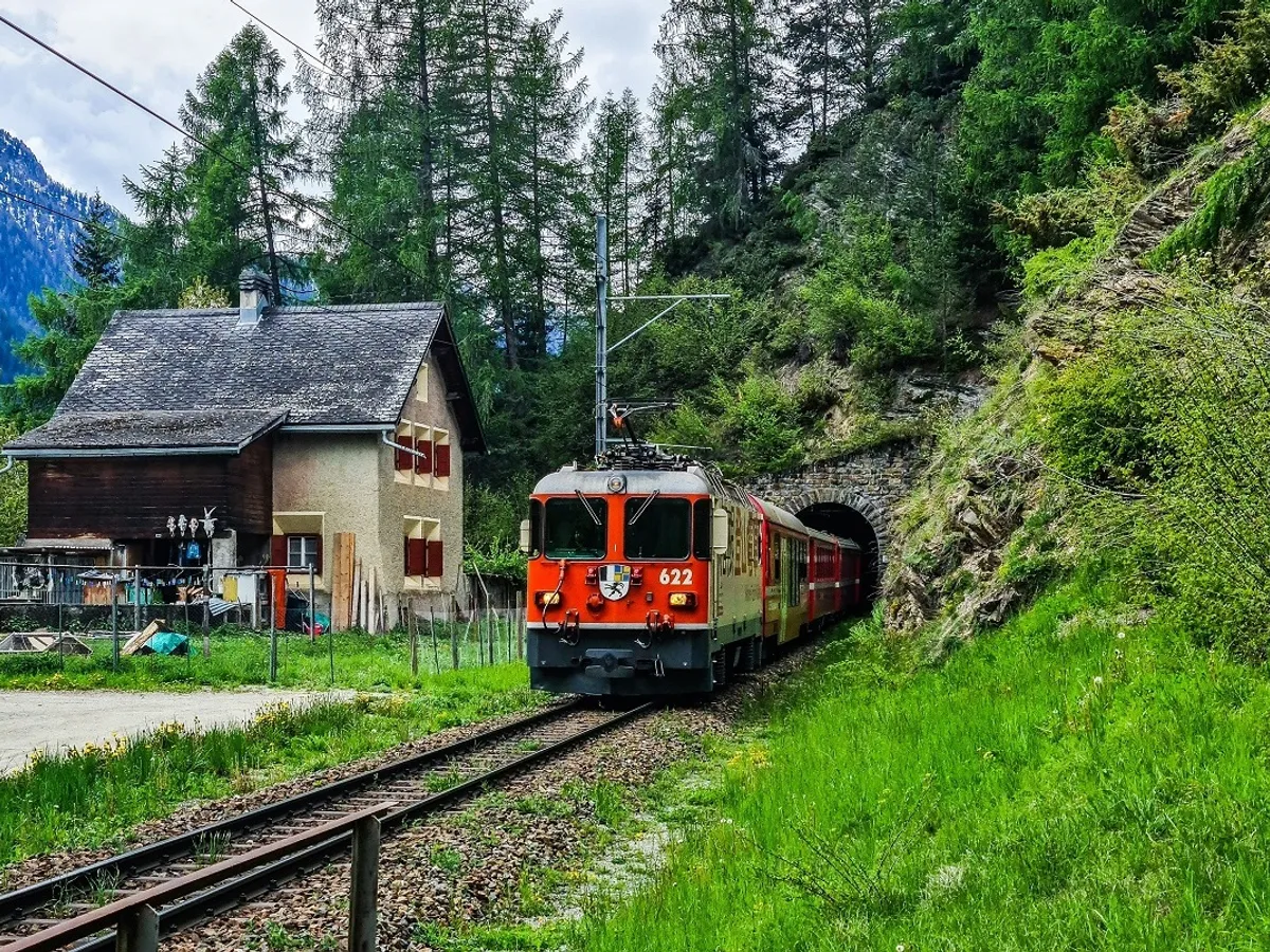 Tren ieșind dintr-un tunel în Elveția - Foto: Pexels (cu rol ilustrativ)