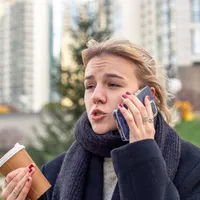 O femeie vorbește la telefon - Foto: Freepik (rol ilustrativ)