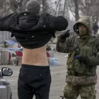 Bărbații ucraineni din Mariupol suferă în centrele de filtrare organizate de ruși/FOTO: uacrisis.org