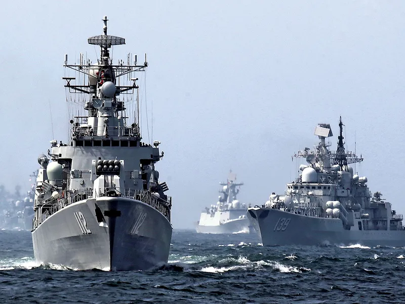 Distrugătoare chineze în cadrul unui exercițiu naval cu Rusia, în Marea Chinei de Est, în 2014