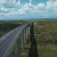 Zona viaductului Aciliu din Autostrada Deva – Sibiu, prăbușită în 2015 / youtube