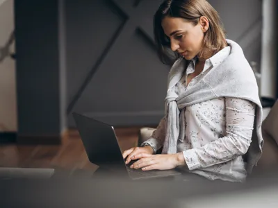 O femeie lucrează pe laptop - Foto: freepik (rol ilustrativ)