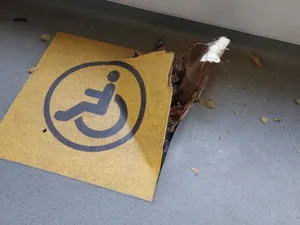 Podeaua tramvaiului 32, străpunsă exact unde e locul rezervat unei persoane cu handicap - Foto: Facebook/Cristina Melintescu