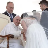 Papa, dur cu mamele care se plâng că băieții lor nu se căsătoresc: „Nu le mai călcați cămășile”/Profimedia