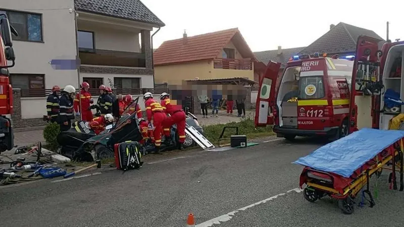 Un VW Passat s-a înfipt într-un cap de pod, 2 victime. Femeia de la volan era începătoare - Foto: Facebook/Info Trafic 24