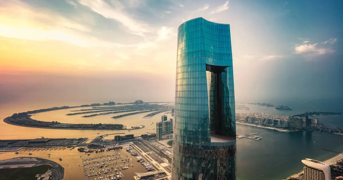 VIDEO A fost deschis cel mai înalt hotel din lume. Are 377 de metri. Cea mai ieftină cameră costă 350 €/noapte • Newsweek România