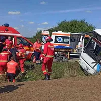 Un autobuz s-a răsturnat pe DN 19, în Bihor: opt persoane, în stare gravă, la spital. / Foto: ISU Bihor
