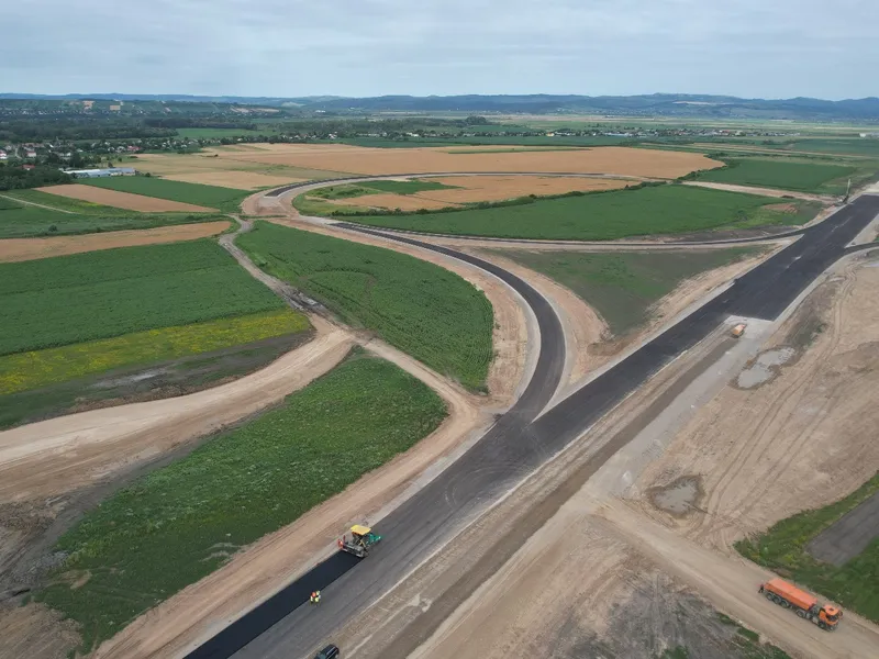 La Autostrada Moldovei, unul dintre cele mai importante proiecte, se lucrează continuu - Foto: Facebook/Compania Nationala de Administrare a Infrastructurii Rutiere