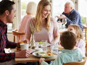 România, pe locul 3 în lume în top-ul creșterii cheltuielilor la restaurante. Media: 830 €/familie - Foto: Freepik (Imagine cu rol ilustrativ)