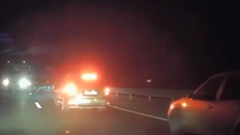 Manevră „kamikaze”, pe A2: O basculantă a întors din 3 bucăți și a luat-o pe constrasens. / Foto: captură video