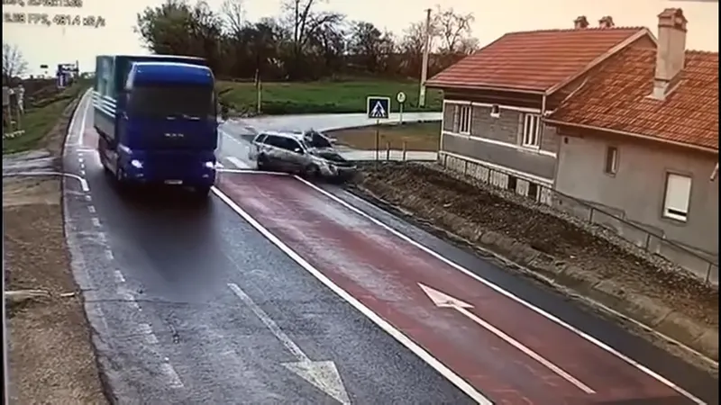 Un șofer nu reușește să frâneze, intră în DN cu roțile târâș și se înfige într-un TIR. / Foto: captură video