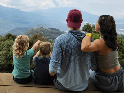 O familie cu doi copii a vândut tot și a plecat în jurul lumii: „Nu au nevoie de școală”