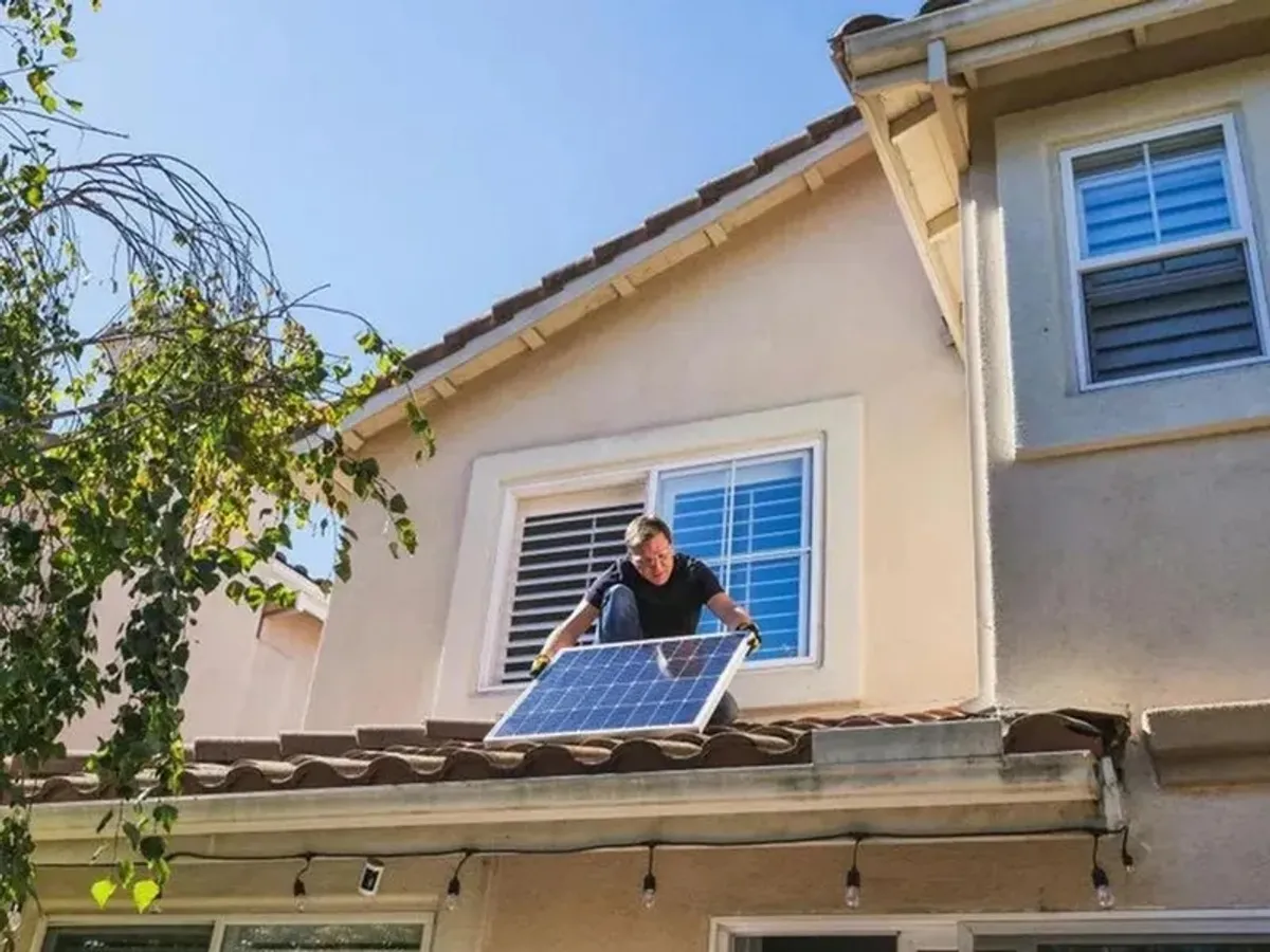 Adio, panouri fotovoltaice cu bani de la stat. Prin Casa Verde 2026 se vor da bani doar pentru baterii - Foto: Pexels/Kindel Media - Imagine cu rol ilustrativ