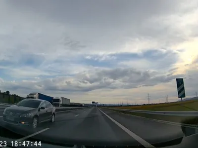 Inconștiență maximă. Un pensionar circula nestingherit pe contrasens pe Autostrada A10 - FOTO: alba24.ro