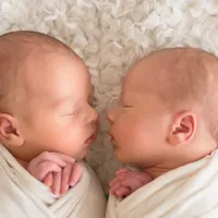 Două fetițe sunt gemene însă sunt născute în zile și ani diferiți. Cum a fost posibil? Ce zice mama? - Foto: Freepik (imagine cu rol ilustrativ)