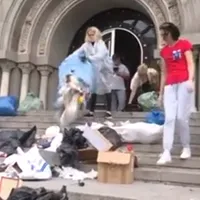 Circ făcut de RTV și Codruța Cerva: au vărsat gunoi pe scările Primăriei Sectorului 1. Captură RTV