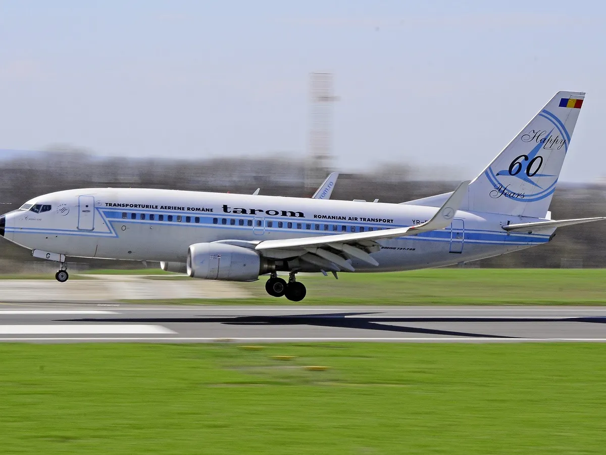Cum au evitat piloții TAROM o tragedie pe aeroportul din Paris? Roțile s-au spart la frânare - FOTO: Facebook