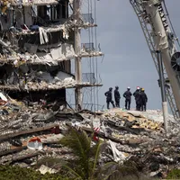 Cel puțin 60 de morți după prăbușirea parțială a blocului din Florida/FOTO: theatlantic.com