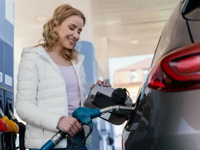 Femeie punând benzină în rezervorul maşinii - Foto: Freepik/CC0