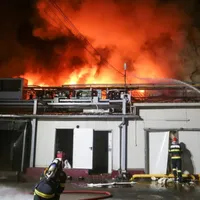 Incendiul de aseară, de la hala din spatele Şoselei Pantelimon - Foto: Facebook/ISUBIF