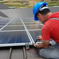 Un tehnician montează fotovoltaice Foto (generică) Pixabay.com