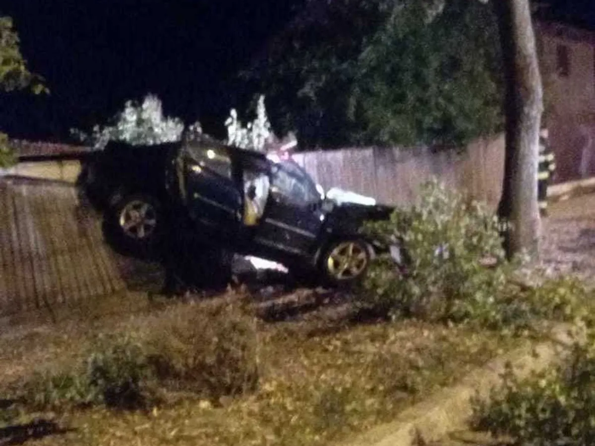 Un șofer de 29 de ani a „zburat” cu mașina într-un copac, într-o curbă, și a murit pe loc - Foto: IPJ Galaţi