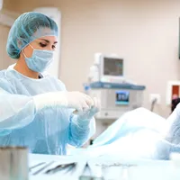 Tânără mutilată în abdomen după ce un medic „care se grăbea acasă” i-a dat Nospa. - Foto: Pexels / Anna Shvets