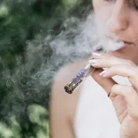 Specialiştii britanici contrazic OMS: Ţigările electronice pot ajuta oamenii să se lase de fumat/FOTO: Unsplash